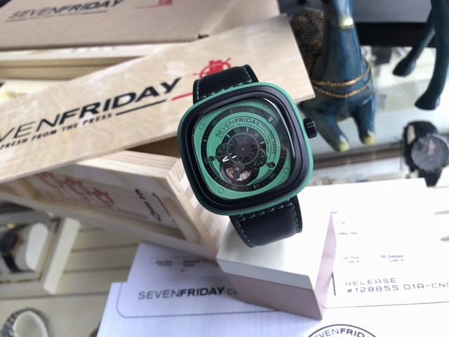 Sevenfriday七个星期五 最新p系列自动机械男表，型号sf-P1 。44.3Mmx49.7Mm表径，工业风，超级酷，三针分离，带日历！每一只都独立编号！