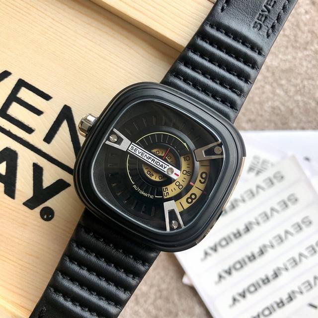 支持香港、美国直邮 七个星期五 Sevenfriday机芯：原装日本西铁城82S7机械机芯镜面：强化蓝光玻璃表带：进口小牛皮带材料：高级316精钢鑫表壳尺寸：4