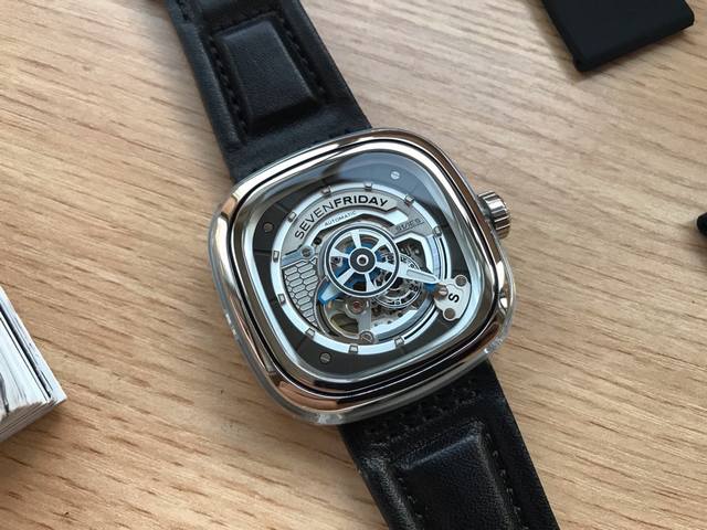 支持香港、美国直邮 原单七个星期五 Sevenfriday 型号：Sf-S1 01-A107 尺寸：44.3X49.7Mm厚28Mm 透明pc壳身 原厂日本全自