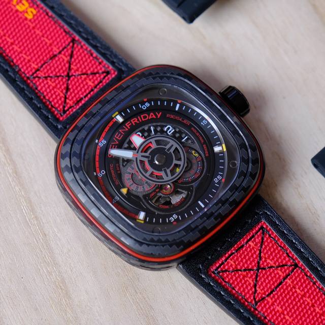 支持香港、美国直 Sevenfriday最新款，如同公牛身上的深红色 C 04 七个星期五全自动机械男表 ，点燃激情 令你心跳加速，表壳47Mm大小 厚15Mm