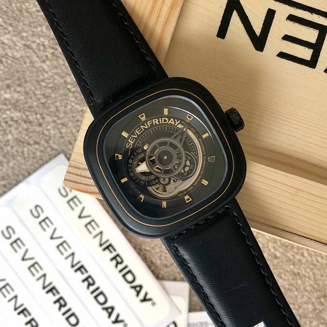 支持香港、美国直邮 七个星期五 Sevenfriday机芯：原装日本西铁城82S7机械机芯镜面：强化蓝光玻璃表带：进口小牛皮带材料：高级316精钢鑫表壳尺寸：4