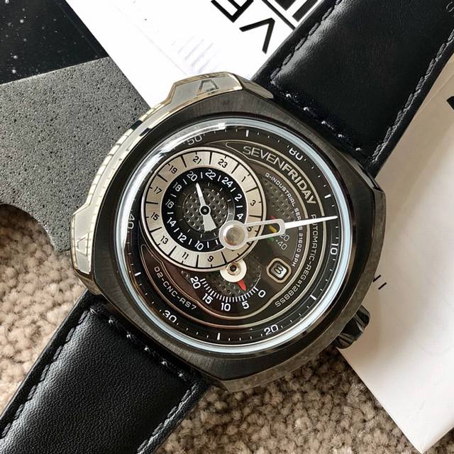 支持香港、美国直邮 七个星期五 Sevenfriday机芯：原装日本西铁城82S7机械机芯镜面：强化蓝光玻璃表带：进口小牛皮带材料：高级316精钢鑫表壳尺寸：4