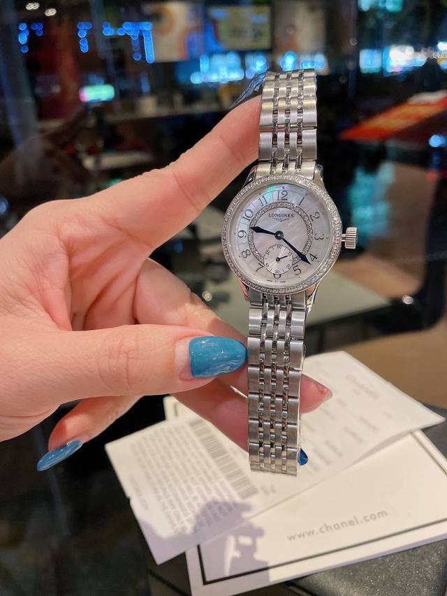 白 金 钻30 浪琴-Longines. 最新气质女表 搭载原装进口石英机芯，珍珠贝表盘，水晶镶钻精致雅典，闪亮而不单调，316精钢表壳 ，蓝宝石玻璃尺寸32M