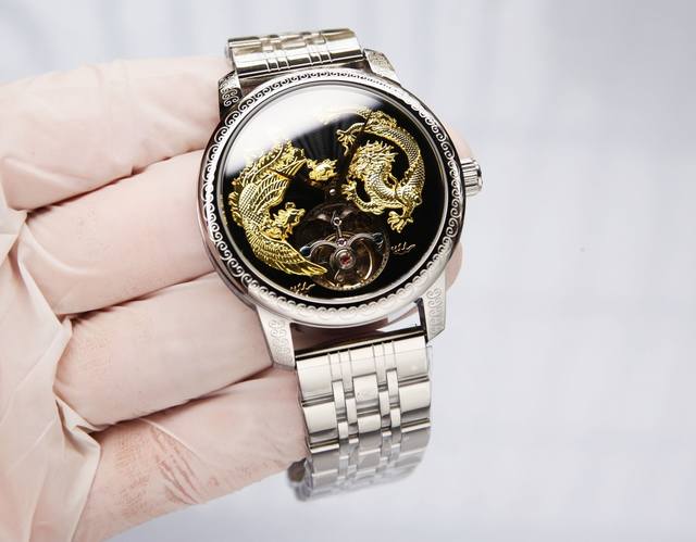 白钢： . 金20. 重磅推出vacheron Constantin Traditionnelle传袭系列限量版陀飞轮腕表6040T 000R在这枚升龙祥凤的形