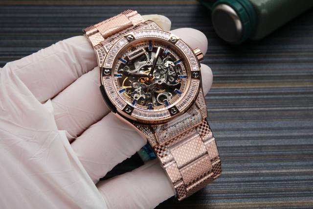 白 . 金20. 钢带40. 恒宝-宇舶hublot 奢华满钻表壳 时尚镂空表盘 类型：男士机械腕表 表带：进口皮带、钢带 舒适耐用 机芯：全自动机械机芯 走时