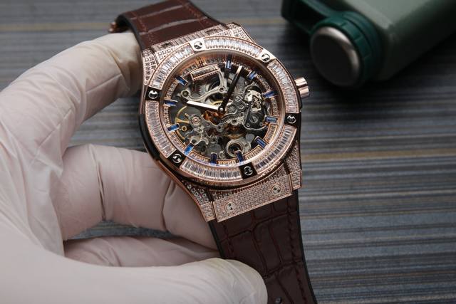 白 . 金20. 钢带40. 恒宝-宇舶hublot 奢华满钻表壳 时尚镂空表盘 类型：男士机械腕表 表带：进口皮带、钢带 舒适耐用 机芯：全自动机械机芯 走时