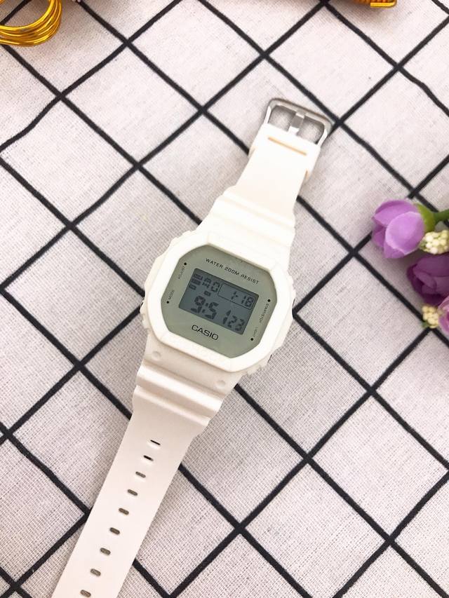 原单卡西欧dw5600全白，45度自动抬手亮灯功能，G-Shock--经典防震表盘设计，超强防水，独家货源