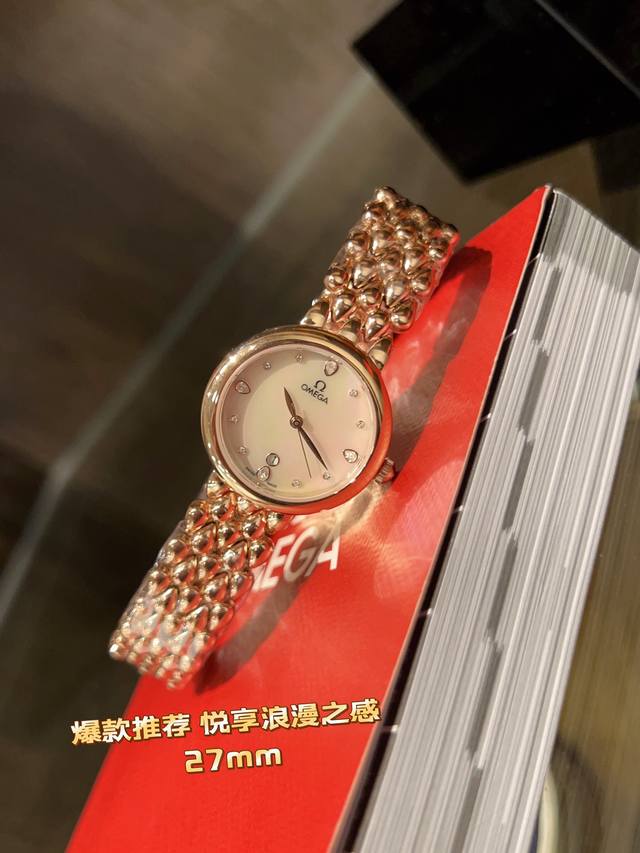 白 .金+20.钻+30欧米茄 Omega 精品女神水滴系列腕表。精致唯美的设计，让您的美丽无处不在，也将华丽与经典融合，创造出惊艳巨作，表盘清新淡雅，色彩的格