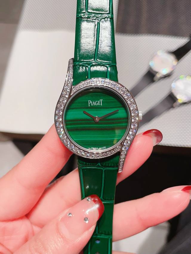 热卖款 伯爵 全新piaget Lime Light系列腕表，以其独特的造型，引领着时尚界的风潮，更是邀请到国际巨星巩俐倾情代言，必将成为伯爵品牌全新的识别69