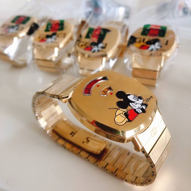 古驰 Disney X Gucci Grip 系列腕表。饰以趣味盎然的米奇图案，彰显灵动鲜活的气息。饰米奇图案精钢表壳，2个显示小时和分钟的窗口，饰互扣式双g精