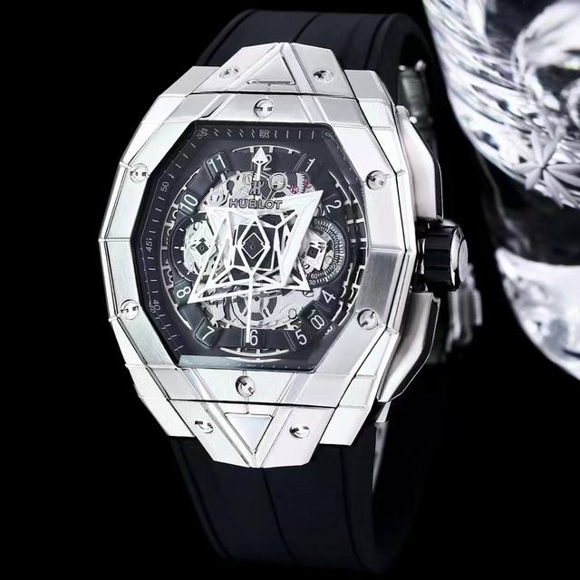 Hublot 宇舶 X Sang Bleu刺青工作室重磅推出第三代刺青腕表 ：Big Bang灵魂sang Bleu刺青腕表高度对称的几何图形，延续sang B