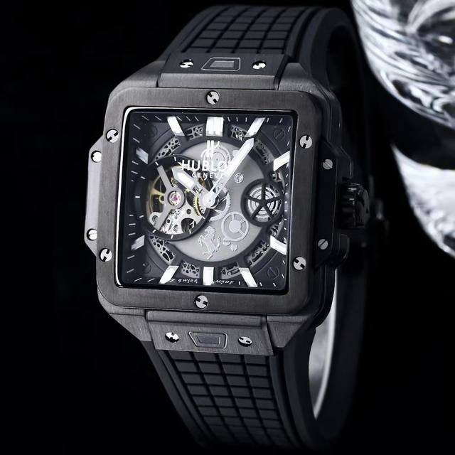 白 玫 Hublot 宇舶 秉承“敢为先锋，独树一帜”的品牌理念，推出新款宇舶表square Bang Unico系列 独特的方形设计表盘 采用进口九字位镂空飞