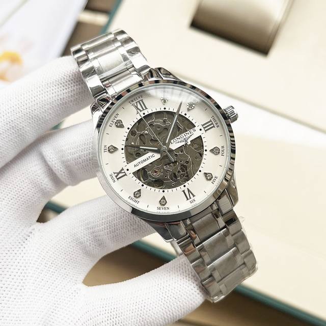 白 金 钢带+20。浪琴-Longines 精品男士腕表全新镂空设计。绅士风范，卓越品质，热卖全城。采用全自动机械机芯，顶级316精钢表壳，矿物质超强镜面，尺寸