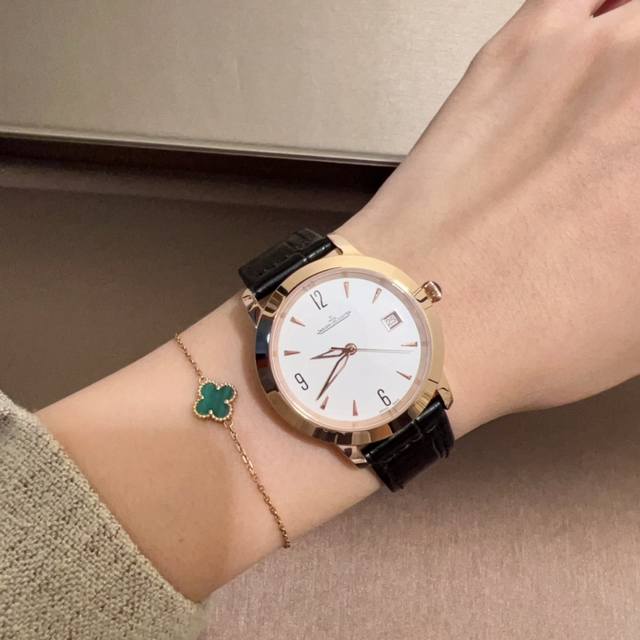 牛货 Jaeger-Lecoultre 积家爆卖女款年度最佳款 蓝宝镜面不怕花，进口机芯走时准 尺寸：33Mm 厚度：10Mm 家人们，闭眼入