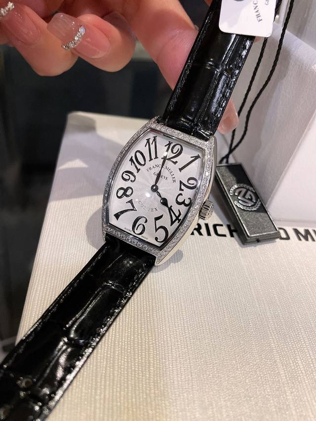 Franck Muller 法兰克穆勒 Fm 法穆兰 酒桶形女士石英腕表 316精钢cnc加工抛光表壳 底盖与表壳无缝拼接 底盖拉丝细腻 字体雕刻清晰 拱形镜面