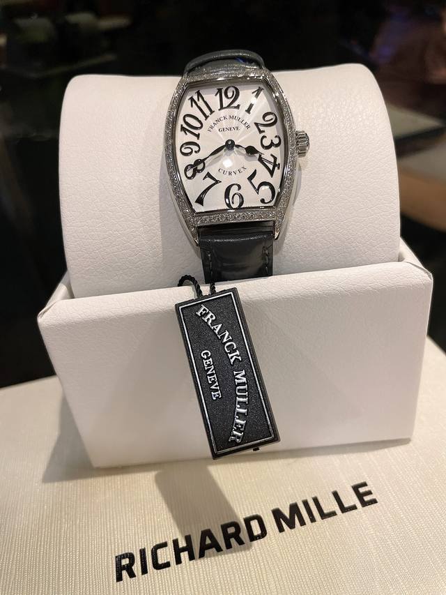 Franck Muller 法兰克穆勒 Fm 法穆兰 酒桶形女士石英腕表 316精钢cnc加工抛光表壳 底盖与表壳无缝拼接 底盖拉丝细腻 字体雕刻清晰 拱形镜面