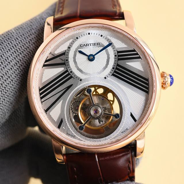 统一 。卡地亚rotonde De Cartier Tourbillon Cadran Love陀飞轮腕表表壳精炼，为充满想象力的设计师提供了承载机械部件的理想