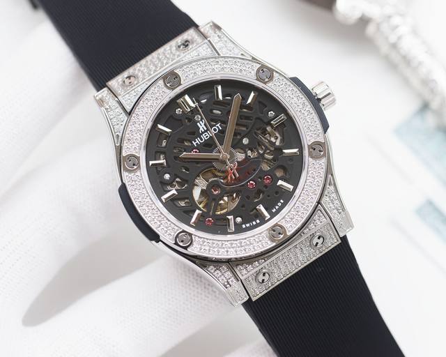 白壳 ，金壳 品牌：恒宝-Hublot 类型：男士腕表 壳套：顶级版316精钢l 表带：天然橡胶防水胶带 进口小牛皮表带 机芯：全自动机械机芯 镜面：矿物质防刮