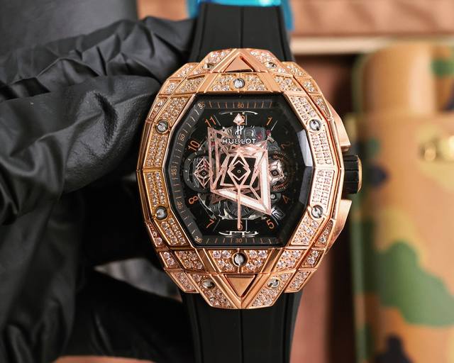 Hublot宇舶』推出 Big Bang Sang Bleu Lll 刺青三代，一代更胜一代。表款直径为42毫米，采用酒桶型多面结构设计，进一步增强了立体视觉效