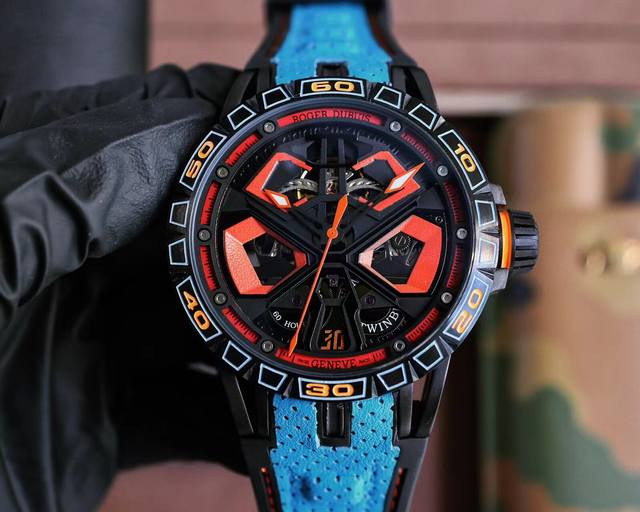 罗杰 杜彼 Roger Dubuis 豪爵 Excalibur 王者系列 自动上链机芯，表壳：46毫米 , Sapphire Crystal Carbon 钛合