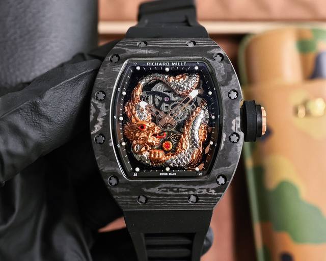 成龙大哥同款jack Chen Richard Mille 理查德米勒 Rm57-03飞龙 在天系列 全球限量8只 贵重来不是你的缺点！ 此款腕表壳套采用进口德