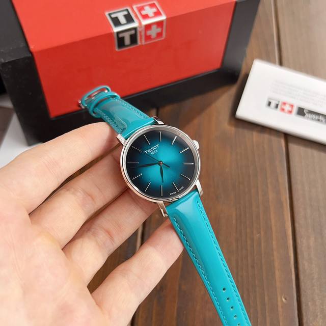 新款到货！皮带款天梭魅时系列石英女表34Mm T143. .11.091.00全钢壳，渐变绿色面银条钉，平纹网带配开关活动生耳，方便调换表带。网带现货！ 原装e