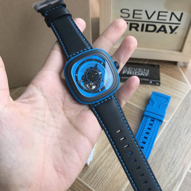 批: 有货！七个星期五 Sevenfriday自动机械男表，型号：P1B-5，表径47*47Mm，硬件全部原厂出，看细节，配专柜原盒出货。送原厂胶带！支持第三方