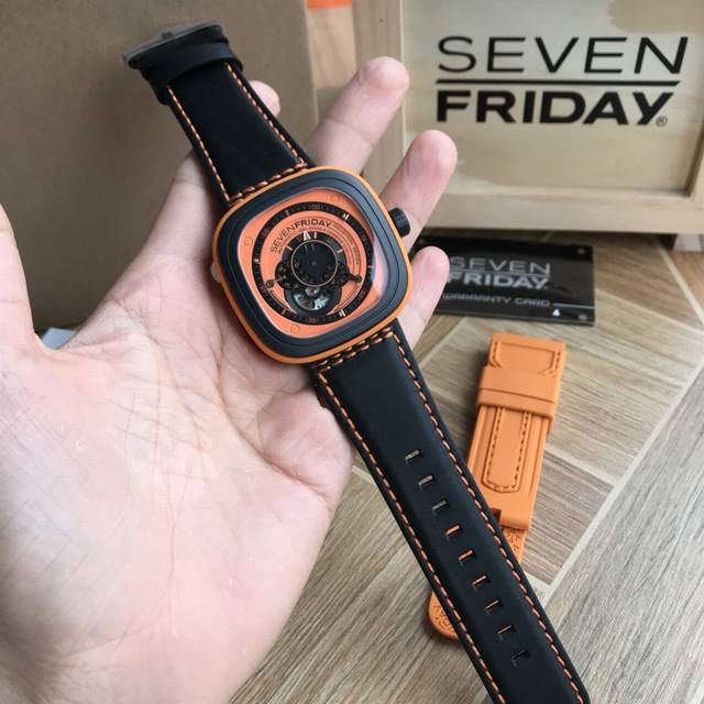 批: 有货！有货！七个星期五 Sevenfriday自动机械男表，型号：P1B-5，表径47*47Mm，硬件全部原厂出，看细节，配专柜原盒出货。送原厂胶带！支持