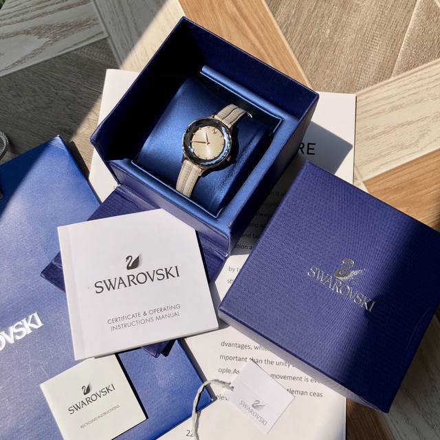 Swarovski.施华洛世奇专柜同款，极致优雅之作，Pvd表壳镶有逾1300颗施华洛水晶，彰显迷人风采，加上12点位置的天鹅标志，为整体设计增添点缀，这款瑞士