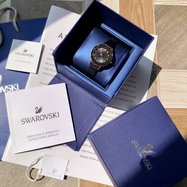 Swarovski.施华洛世奇专柜同款，极致优雅之作，Pvd表壳镶有逾1300颗施华洛水晶，彰显迷人风采，加上12点位置的天鹅标志，为整体设计增添点缀，这款瑞士