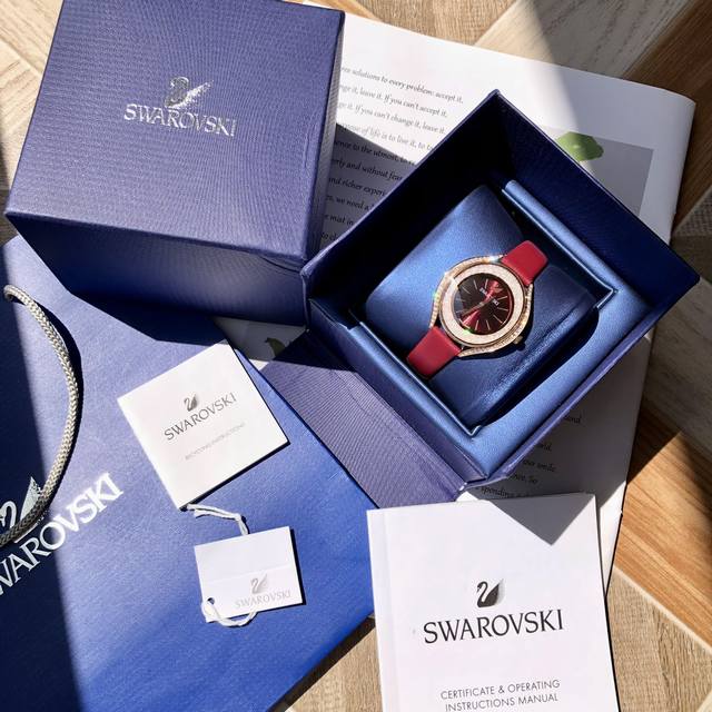 Swarovski.施华洛世奇专柜同款，极致优雅之作，Pvd表壳镶有逾1300颗施华洛水晶，彰显迷人风采，加上12点位置的天鹅标志，为整体设计增添点缀，这款瑞士