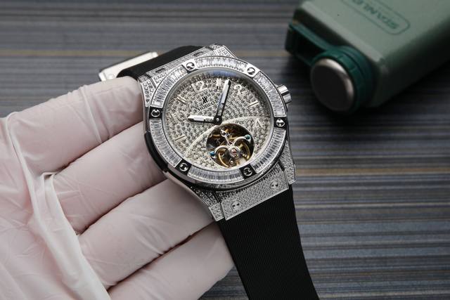 白 . 金20 . 钢带40. 恒宝-宇舶hublot 奢华满钻表壳 时尚镂空表盘 类型：男士机械腕表 表带：进口皮带、钢带 舒适耐用 机芯：全自动机械机芯 走