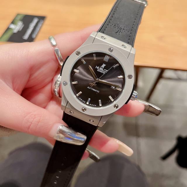 独家款上图让利 品牌：恒宝-宇舶-Hublot 热类卖型，男士机械腕表磨砂灰色壳套 表带：进口天硅层皮然胶表带 耐用 机芯：进口全自动机械机芯 精准 材料：矿物