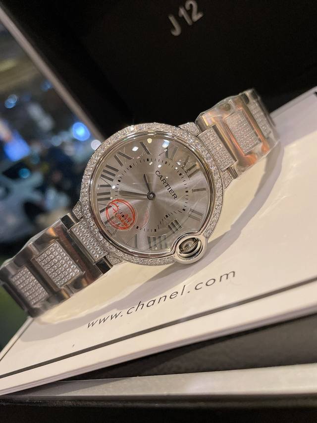 白 金 灰色调调 Ballon Bleu De Cartier卡地亚蓝气球腕表奢华系列，百搭尺寸36Mm，简约又别具品味，摒弃了现代盛行的繁复华丽的修饰，以简约