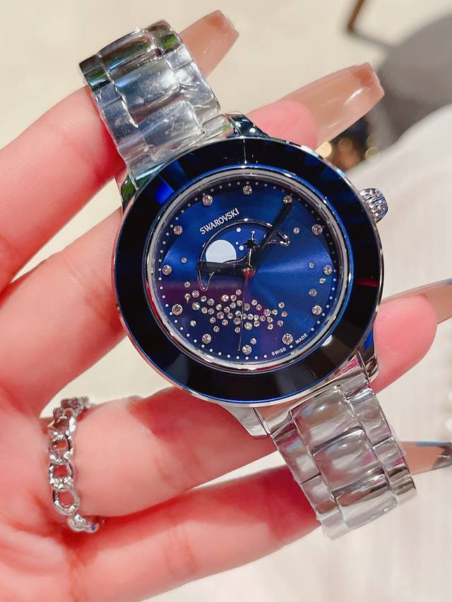 皮带 钢带 金白同价最新上市swarovski 施华洛世奇 这款采用的是星辉设计 璀璨闪耀 呈现非凡工艺 表盘上缀以透明水晶钻 犹如夜空中的星系 月相机芯镶嵌在