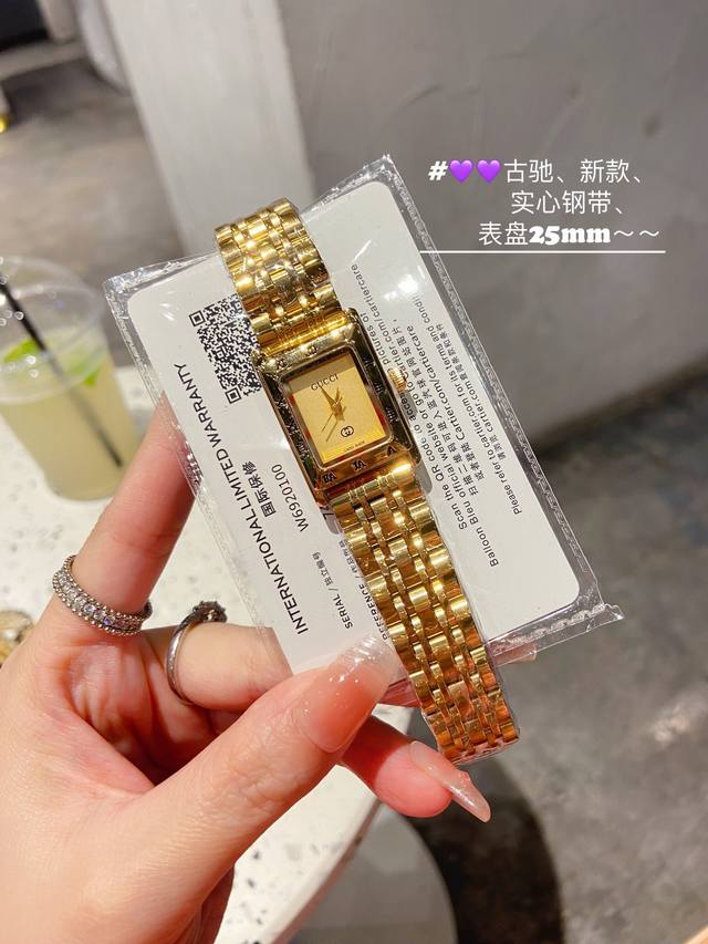 Gucci Vintage 中古表最怀念的味道那就是gucci罗马表盘，浓浓的怀旧气息和历史感是中古表给的。简约表盘，外圈是复古又有辨识度的罗马刻度。日常搭配衬