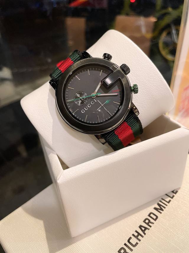 古驰 Gucci 创立于佛罗伦萨，是全球奢侈品品牌之一。316L精钢材质，以经典g框表壳技艺时尚的完美融合，超强矿物质水晶玻璃镜面，其独特的创意和革新，以及精湛