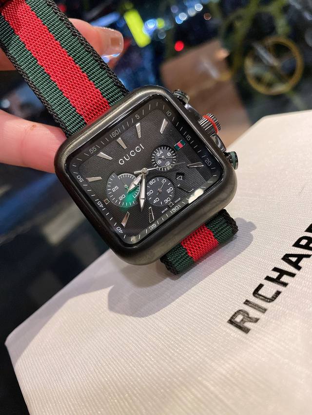 古驰 Gucci 创立于佛罗伦萨，是全球奢侈品品牌之一。316L精钢材质，以经典g框表壳技艺时尚的完美融合，超强矿物质水晶玻璃镜面，其独特的创意和革新，以及精湛