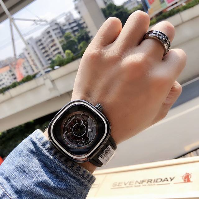 独家首发 七个星期五sevenfriday 手表型号：S1 01 机芯：原装日本石英机芯 尺寸：47X47Mm意大利小牛皮皮带，空气动力学得翼标志原版复刻男士腕