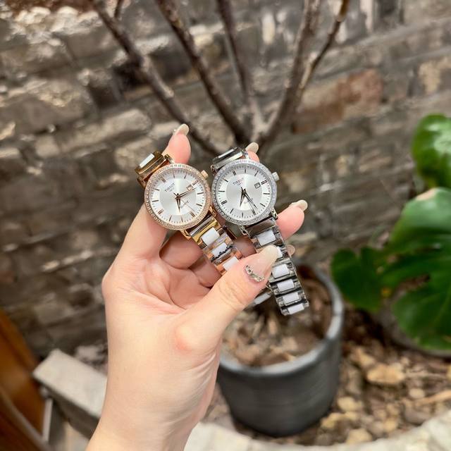 白皮 玫 钢带20陶瓷40 天梭tissot 全新卡森臻我系列 女款表隆重登场 臻我 寓意每时每刻做真实的自己。每一种身份，皆是兴之所至。每一年真我，都独具魅力