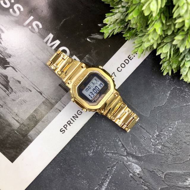 卡西欧限量版 G-Shockgmw-B5000方块钢带表 采用了极为用心的抛光和打磨显得质感非常高级。经典的g-Shock壳形金属化之后，充满军事风和阳刚之气。