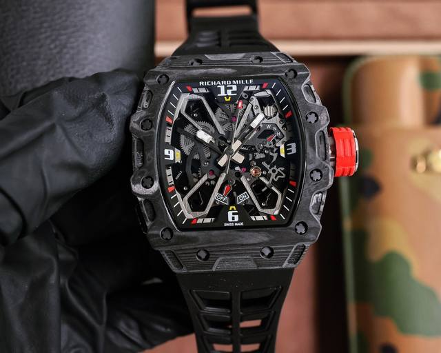 理查徳 米勒 Richard Mille Rm035-03碳纤维系列 此复刻版表壳和底盖釆用高密度进口ntpt＠碳纤维材料 碳纤维表壳表底和钛内胆两侧釆用同步c