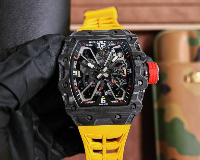 理查徳 米勒 Richard Mille Rm035-03碳纤维系列 此复刻版表壳和底盖釆用高密度进口ntpt＠碳纤维材料 碳纤维表壳表底和钛内胆两侧釆用同步c