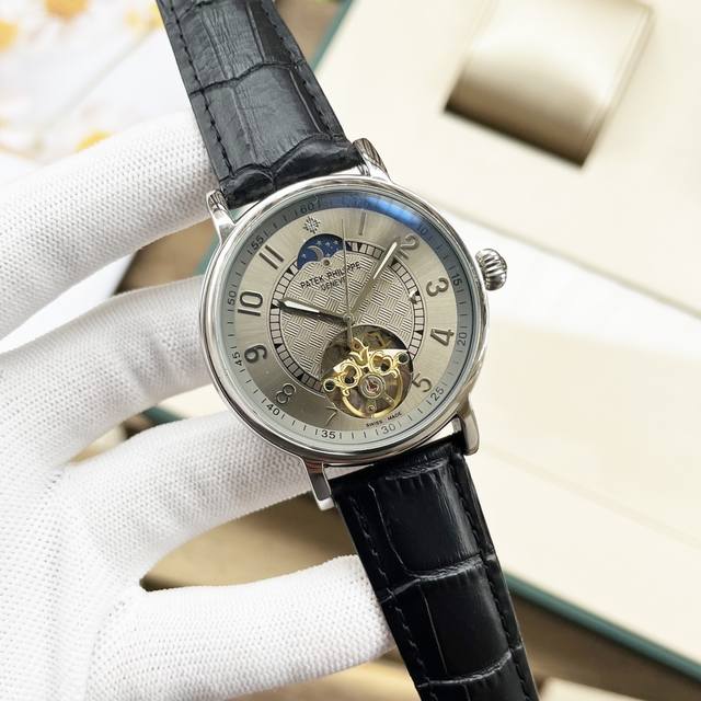 百达斐丽-Patek Philippe 男士腕表 商务休闲 全新多功能风格 自动机械机芯 直径42Mm 厚底12Mm 钢化玻璃 316精钢壳套 底盖：透底 真皮