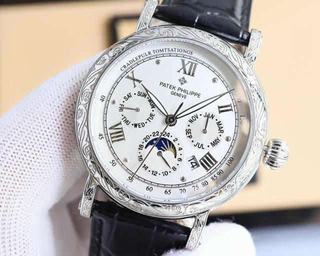 白 -金 百达翡丽patek Philippe复杂功能系列-纯手工-雕花腕表-惊艳登场，42毫米的表径适配大众男性手寸，非常商务可亦休闲。整表表壳手工雕刻花纹，