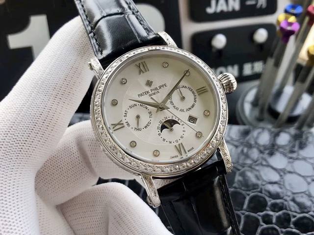 白壳 玫金壳 百达翡丽patek Philippe复杂功能系列-纯手工-雕花腕表-惊艳登场，42毫米的表径适配大众男性手寸，非常商务可亦休闲。整表表壳手工雕刻花