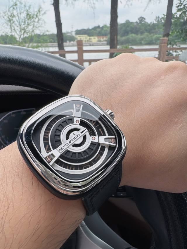 Sj出品 原单品质：七个星期五 Sevenfriday 型号：M1 03 机芯：原装日本西铁城8215机械机芯 镜面：强化蓝光玻璃 表带：进口小牛皮带 材料：高