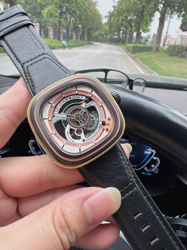 Sj出品 原单 七个星期五 Sevenfriday Ps2 02 世界上的色彩干变万化，黑白简洁、荧光闪亮，Ps2 02，不设限。枪金属色底盘吐露低调属性，日内