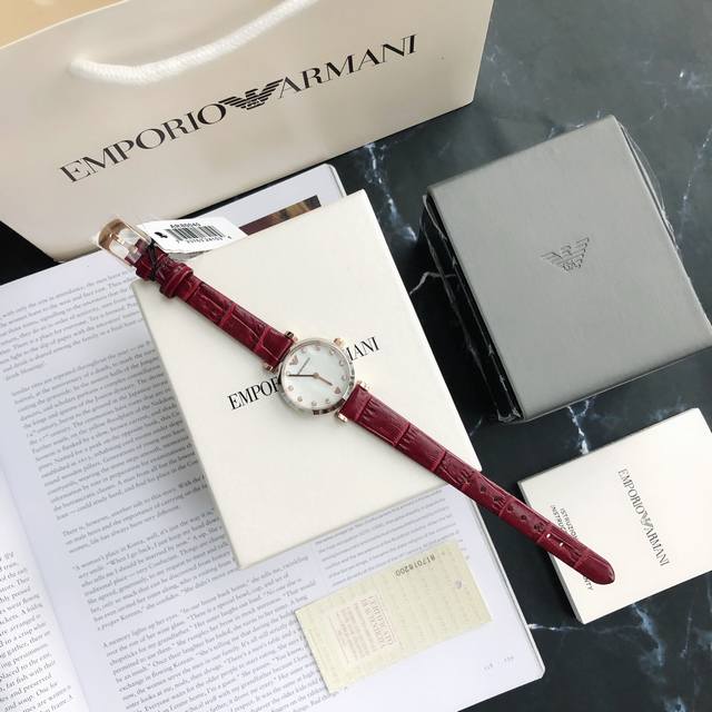 支持香港、美国直邮！ 正品！全国联保！ Emporio Armani 阿玛尼手表女士手表简约钢带经典女表石英腕表 Ar80040。最美钻面搭配贝母面表盘，气质优