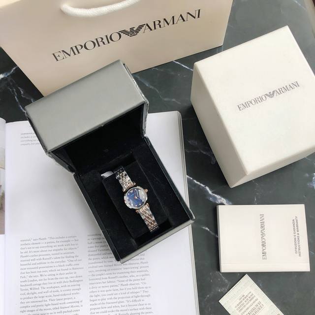 支持香港、美国直邮！ 正品！阿玛尼 Emporio Armani 满天星系列时尚休闲石英腕表 星空蓝满天星ar11222。魅蓝色表盘，彰显时尚摩登晶钻刻度搭配简